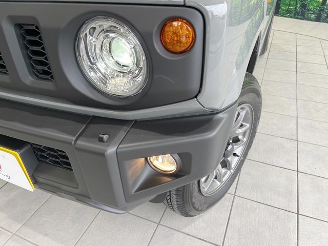 【LEDヘッドライト】悪天候や夜間走行時も良好な視界を確保し安心して運転できる高輝度LEDヘッドライトを装備！点灯速度が早く、消費電力も抑えられています。