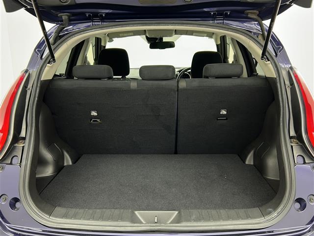 【トランク】積み込みやすくて、たっぷり積める荷室です。シートアレンジできるものは、乗車人数と荷物の量や大きさによってシートを動かすことができるので、より快適なドライブが可能です！