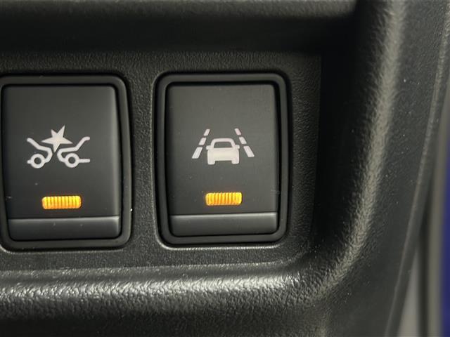 【車線逸脱防止支援システム（インテリジェントLI/LDP）】車線からはみ出しそうになると、車線内を走行するようにステアリング操作をサポートします！機能には限界があるためご注意ください。