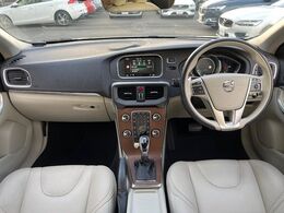 大人気コンパクトカーV40が入庫しました！高音質サウンドを装備の他快適装備や安全装備はなんと標準装備！バックカメラ搭載で駐車も楽ちん♪スタッフお勧めの一台ですぜひご覧ください！