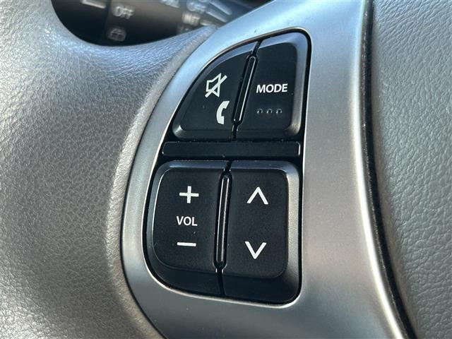 運転席周りのスイッチ類になります。様々な装備がついておりますので、ご不明な点があれば、いつでもお問い合わせお待ちしております。