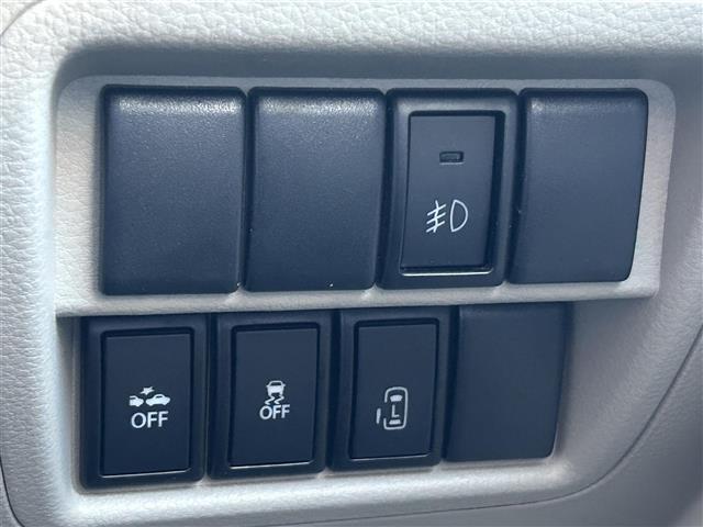 運転席周りのスイッチ類になります。様々な装備がついておりますので、ご不明な点があれば、いつでもお問い合わせお待ちしております。