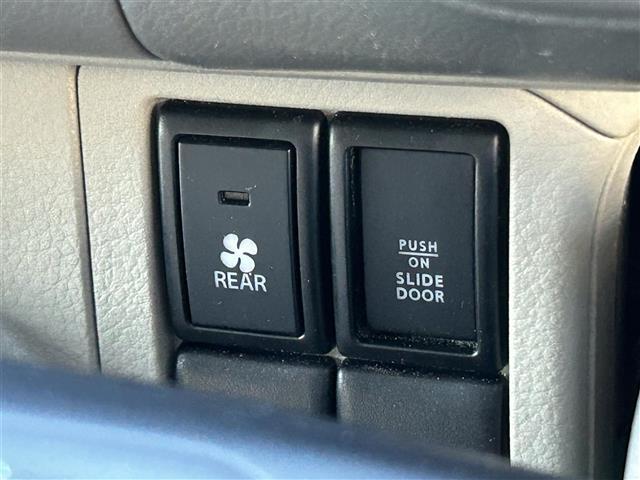 運転席周りのスイッチ類になります。様々な装備がついておりますので、ご不明な点があれば、いつでもお問い合わせお待ちしております。