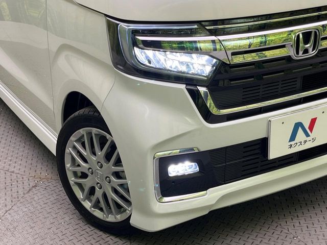 【LEDヘッドライト】悪天候や夜間走行時も良好な視界を確保し安心して運転できる高輝度LEDヘッドライトを装備！点灯速度が早く、消費電力も抑えられています。