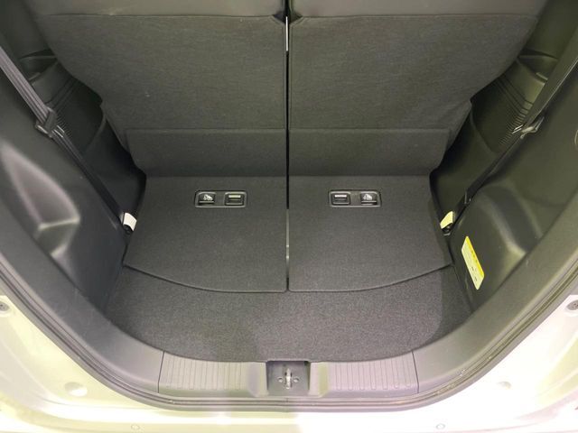 普段のお買い物や通勤、送迎等に十分な荷室スペースを確保しております。セカンドシートを倒すと、大きな荷物の積載も可能です♪