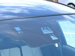 【スマートブレーキサポート】走行中に前方の車両等を認識し、衝突しそうな時は警報とブレーキで衝突回避と被害軽減をアシスト。より安全にドライブをお楽しみいただけます。