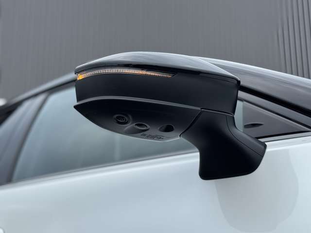 【パノラミックビューモニター】360度カメラも装着されております！車内のスイッチで切り替え可能です！リバース時には、自動でバックカメラと併用で映し出されますので、全周囲を確認しながら後退可能です！！！