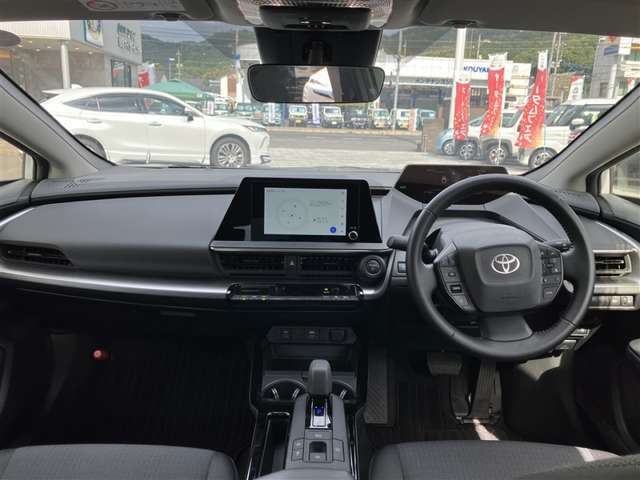 高いホールド性で運転姿勢が安定します。長距離ドライブでも疲れにくいのが魅力です。快適なドライビングライフをお送りください♪