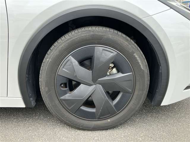 スポーティな印象を与えるホイールです。どこまでも走っていきたくなるようなデザインですね♪