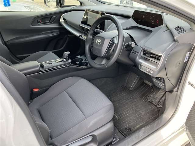 スタイリッシュなデザインのインパネ。各操作スイッチは使いやすい位置に配置されてます。