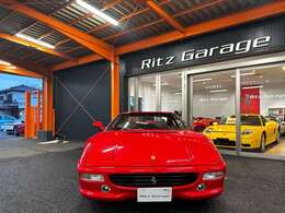 「F355」の車名は排気量約3，500cc、5バルブのパワーユニットを搭載していることに由来する。