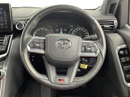 【ステアリング】軽い力で扱いやすいハンドルです。目立つ傷やスレなどなく綺麗な状態です！除菌プランいれていただくとさらに快適に！清潔なお車はお子様にも安心ですね！