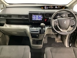 車内は光触媒抗菌消臭施工済です。インパネ周りはスタイリッシュなデザインです。グローブボックスやカップホルダーのほかにトレーなどたくさんの収納スペースが付いています。