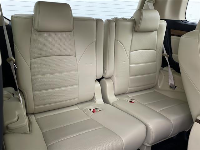 【運転席】座り心地が良いシートなので長時間の運転でも快適にお過ごしいただけます。新品のフロアマットのご注文も可能です。掲載箇所以外にご希望の写真がございましたらお気軽にお問い合わせ下さい。