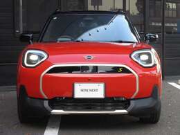 新しくなったMINIのフロントマスクです。六角形のヘキサゴンから八角形のオクタゴングリルに変更され、すっきりとした印象になりました。