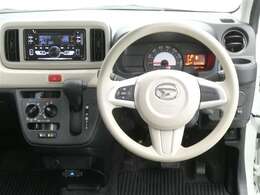 【徹底洗浄クリーニング実施済】運転席からの視界はこんな感じです☆お気軽にご来店いただき、実際に座って是非お確かめください。ドライバーに寄り添う快適な操作フィールをもたらすステアリングです。