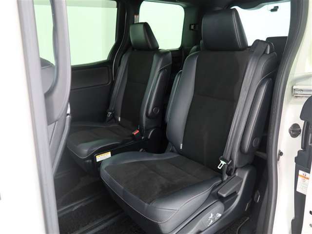ゆとりある広々とした車内空間は、ドライブを始め買い物やレジャーなど、幅広く活躍します。一人でもみんなとでもお出かけを楽しみましょう！