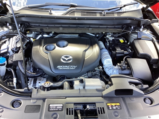 クリーンディーゼルエンジンSKYACTIV-D2.2を搭載。低速から高速までスムーズでリニアなレスポンスと力強い走りを実現しています。また、優れた燃費性能に加えクリーン性能を実現しています。