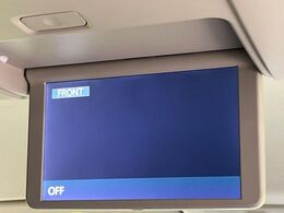 【フリップダウンモニター】大画面モニターで後席でもエンタメをお楽しみいただけます。小さなお子様にも大人気の装備です♪