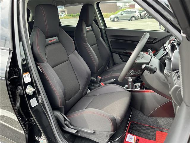 【運転席】座り心地が良いシートなので長時間の運転でも快適にお過ごしいただけます。新品のフロアマットのご注文も可能です。掲載箇所以外にご希望の写真がございましたらお気軽にお問い合わせ下さい。