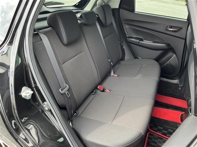 【後部座席】後席もゆったりドライブを楽しめます。内外装はプロこだわりのクリーニングで清潔なおクルマでご納車させていただきます！店舗での現車確認も承っています！