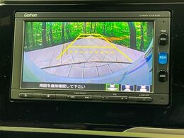【バックカメラ】駐車時に後方がリアルタイム映像で確認できます。大型商業施設や立体駐車場での駐車時や、夜間のバック時に大活躍！運転スキルに関わらず、今や必須となった装備のひとつです！