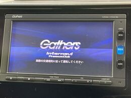 【純正ナビ】人気の純正ナビを装備しております。ナビの使いやすさはもちろん、オーディオ機能も充実！キャンプや旅行はもちろん、通勤や買い物など普段のドライブも楽しくなるはず♪