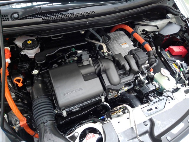 e：HEV　直列4気筒DOHC　1.5リッター＋2モーターハイブリッドエンジン搭載です。