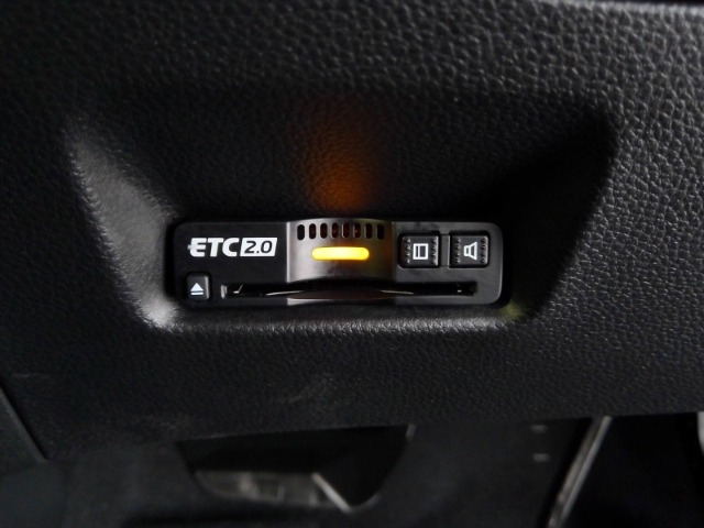 有料道路をキャッシュレスで通行できるETC車載器付きです。運転席足元に設置されています。ETCセットアップ費用は含まれておりません。別途必要となります。