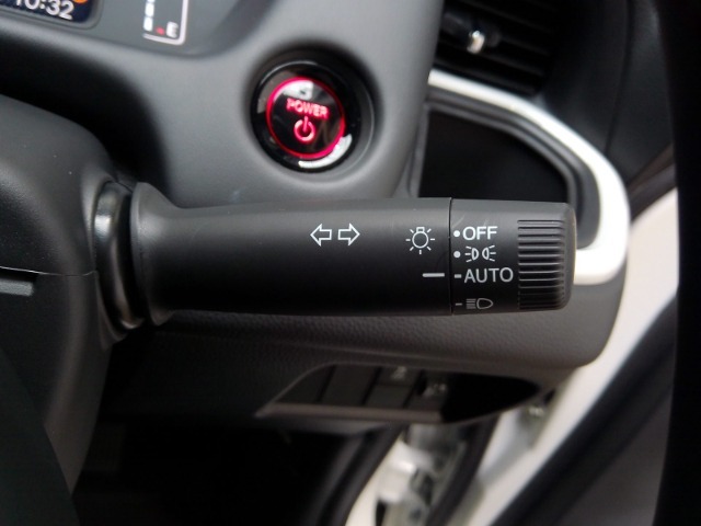 オートヘッドライト標準装備です。車外の明るさに応じて自動的にヘッドライトの点灯・消灯をしてくれます。トンネルの出入り口などで活躍してくれます。