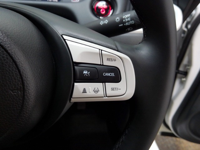 多彩な安心・快適機能を搭載した先進の安全運転支援システムのHonda　SENSINGを搭載しております。