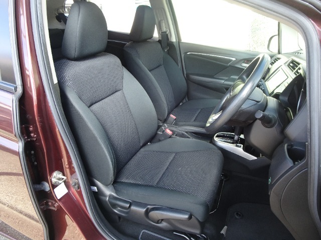 室内クリーニング施工済みの運転席・助手席は状態も良く、ご来店の上是非お確かめください。