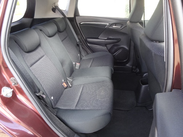 後席も室内クリーニング施工済みです。足元にも余裕があり快適な座り心地です。