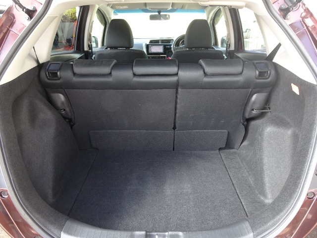 大きく開くテールゲートは、荷物の積み下ろしも楽々行えます。