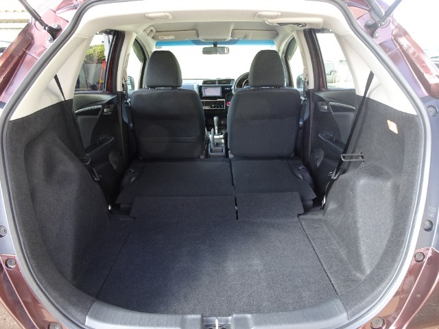 後席は簡単に収納出来ますので、荷物に応じて片側・両側を収納していただけます。長尺物も軽々積み込めます。