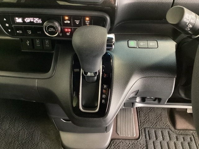 CVT車のセレクトレバーです。低速から高速まで、変速ショックのないスムーズな走りを実現するとともに、エンジン効率のよい領域を維持することで燃費にも貢献します。
