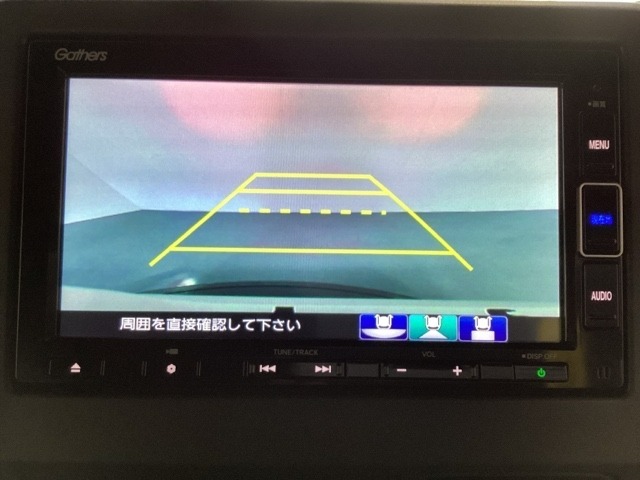 バックでの車庫入れも安心です！　リアカメラが付いているバックモニター付のナビを装備しております。操作線もついており距離感も画面から確認できます。