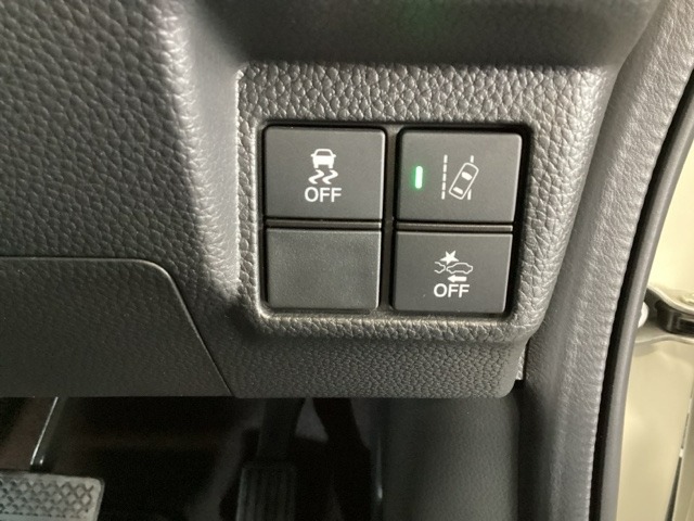 Hondaセンシング用の、VSA（ABS＋TCS＋横滑り抑制）解除とレーンキープアシストシステムのメインスイッチなどはハンドルの右側に装備しています。