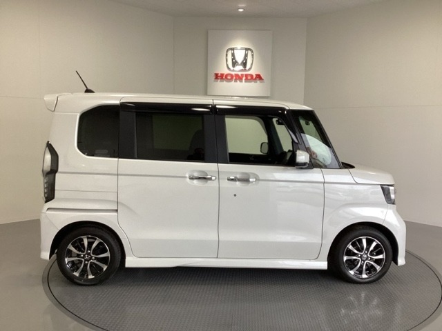 購入後も自社指定整備工場完備でお客様の愛車をしっかりサポート致します！御納車時には安全かつ安心してお乗り頂けるようホンダ専門知識を持つ整備スタッフが点検・整備・装備も説明をしてお渡ししております。