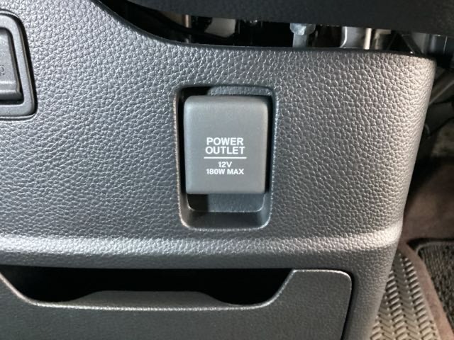アクセサリーソケットはUSBのアダプターなどをつければ、スマホの充電にも使えます。周辺には物が置けるボックスがついています。