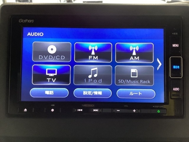 ナビゲーションはフルセグTV対応のGathers純正メモリーナビを搭載しています。Bluetoothオーディオ機能がありますので、スマートフォンなどの音楽も再生できます。