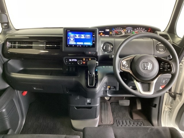 車内は光触媒抗菌消臭施工済です。スタイリッシュなデザインでスポーティなインパネ周りを演出します。グローブボックスやカップホルダーのほかにトレーなどたくさんの収納スペースが付いています。