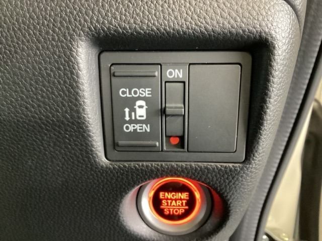 左側電動スライドドアは運転席からでも操作ができるように、ハンドル付近に開閉の操作スイッチが付いています。