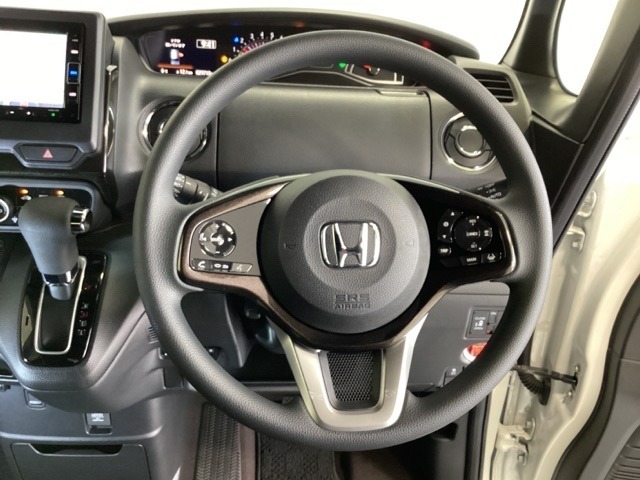 ハンドルにHondaセンシング系のクルーズコントロールやレーンキープアシストなどのスイッチと、オーディオの操作スイッチが装備されています。ハンドルから手を離さず安全に操作できます。