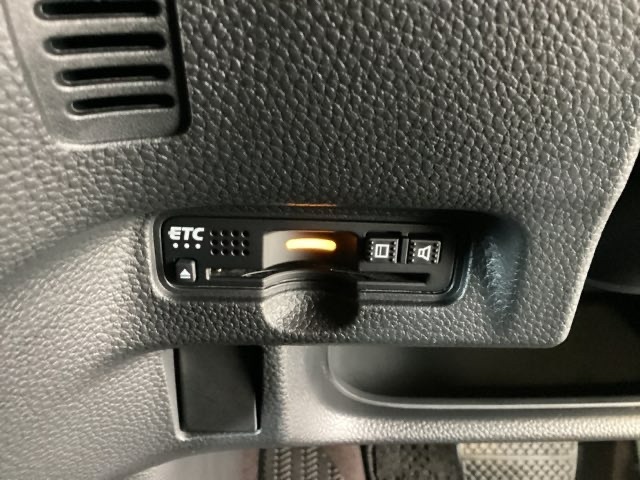 ハンドルの左下にETCがついています。高速道路の料金所の通過も楽々です。　カードの取り出しもしやすい場所についています。