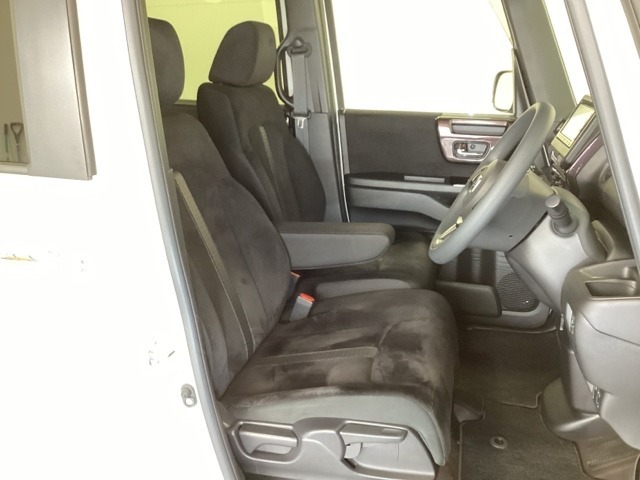 女性でも運転がしやすいように、シートの高さ調整機能（シートリフター）がついています。運転席と助手席の間が空いている為、助手席側への移動がスムーズです。交通量の多い道でも助手席側から乗り降りができます。