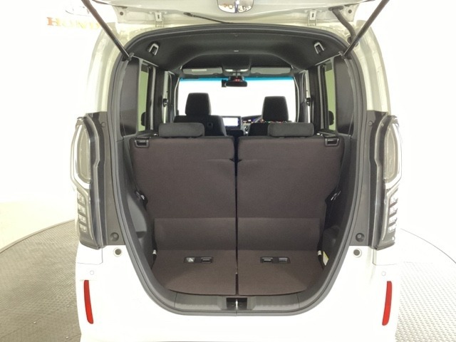 開口部も広く荷物の積み下ろしもしやすいお車となっております。シートの背もたれは5：5の割合で背もたれを可倒でき、前後のシートスライドもできるので荷室をひろげることができます。