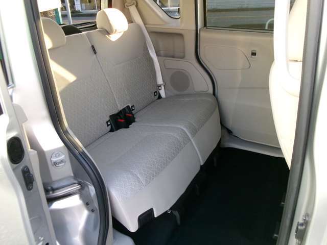 後部座席も広々としており、快適です。