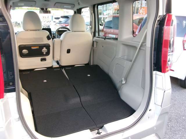 後席の背もたれを両側とも前に倒すと、広大な荷物スペースが出現します。