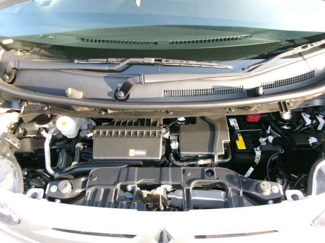 エンジンルーム内の画像です。こちらもクリーニング済みで綺麗です。